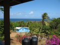 Blick von den Guesthouses zum Restaurant und Meer